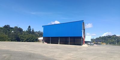 Oportunidad unica de negocio! Se arrienda bodega en la Central Ganadera, un lugar estrategico con alto flujo de personas y vehiculos. Ideal para emprendedores o comerciantes que buscan visibilidad y movimiento. Solo los sabados, mas de 800 vehiculos y aproximadamente 900 personas circulan por la zona, lo que la convierte en un punto comercial de alto impacto. La bodega cuenta con excelente acceso, espacio amplio, estructura funcional y ubicacion privilegiada dentro de la Central. Perfecta para almacenamiento, distribucion o punto de venta. No dejes pasar esta oportunidad para posicionar tu negocio en uno de los lugares mas concurridos del sector. Que esperas para contactarnos? Tu proximo exito empieza aqui!