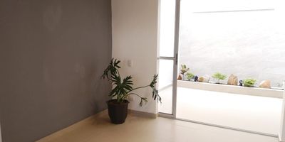 Vendo Casa Residencial en condominio Jamundí vía Sachamate ,90 mtrs 2 pisos.
El  primer piso cuenta con sala ,comedor ,cocina abierta con gas natural estufa 4 boquillas ,patio trasero ,zona de oficios,habitacion ,y baño completo q es el social también. 
2 piso con dos habitaciones ambas con baño completo y  la principal con aire acondicionado. Closets y buena entrada de aire.
casa con buena luz ,pisos en porcelanato ,luz led, parqueadero propio descubierto al frente de la casa .unidad con piscinas de niños y adultos  ,zona BBQ , ,juegos para los niños ,salón social ,shut de basuras, cancha básquet ,portería 24 horas .Sobre vía Sachamate ,vía directa a las Cañas Gordas y a la Autopista Sur ,a solo 12 minutos de Cali.