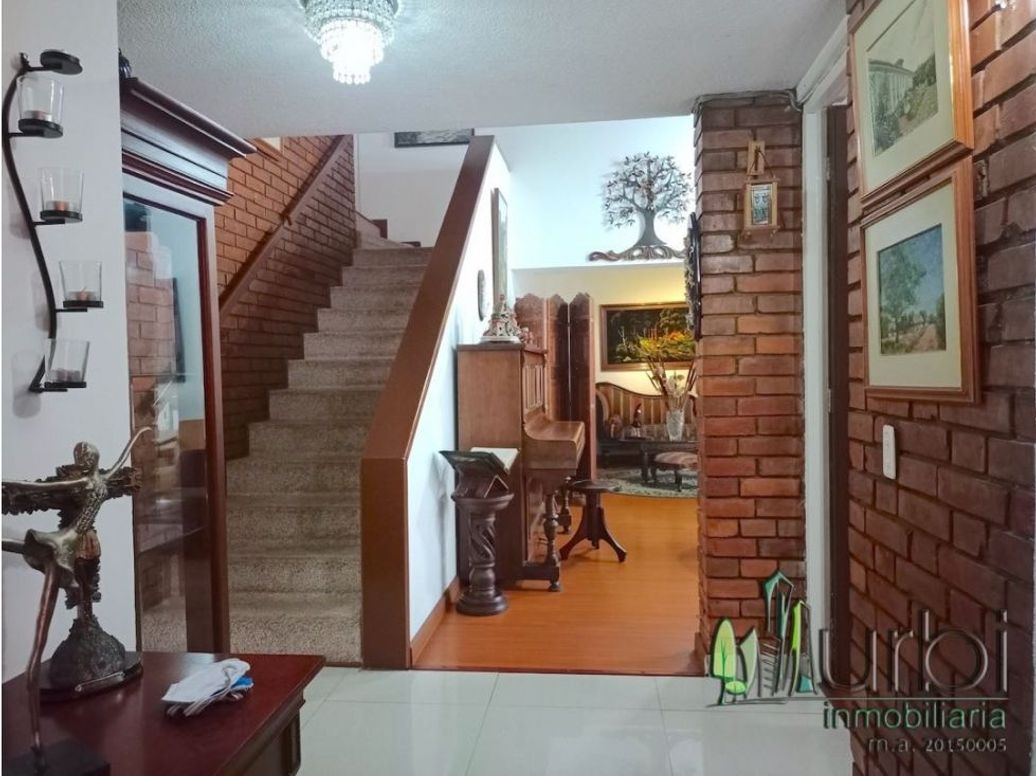 Casa de 4 alcobas en venta en Niza, Bogotá, 257 m² · foto 2 de 20