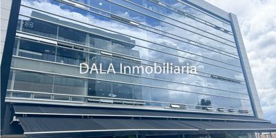 DALA Inmobiliaria arrienda acogedora oficina en cajicá, Amoblada o sin amoblar, además, contarás con un parqueadero propio para que tus visitantes siempre encuentren un lugar donde estacionar, su ubicación privilegiada, sobre una vía principal, tendrás una excelente visibilidad y fácil acceso, para tu tranquilidad y seguridad, el edificio cuenta con vigilancia y recepción, brindándote un ambiente protegido y acogedor,  si necesitas un descanso o inspiración,.El complejo cuenta con terraza comunal, salones de negocios, salones de reuniones, gimnasio, salones dotados, cafetería para funcionarios. Parqueadero de visitantes. Diagonal al Centro Comercial Fontanar.

No dejes pasar esta oportunidad única para llevar tu negocio al siguiente nivel, Llámanos ahora mismo,   Chía y Cajicá. Si estás buscando inmobiliarias en Chía, somos tu mejor opción. También manejamos Bienes Inmuebles en Cajicá y Cota.  COD,789, E
