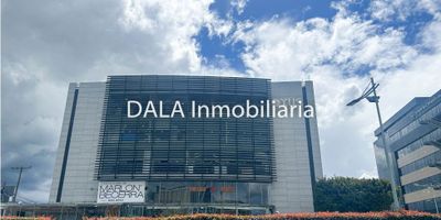 DALA Inmobiliaria arrienda acogedora oficina en cajicá, Amoblada o sin amoblar, además, contarás con un parqueadero propio para que tus visitantes siempre encuentren un lugar donde estacionar, su ubicación privilegiada, sobre una vía principal, tendrás una excelente visibilidad y fácil acceso, para tu tranquilidad y seguridad, el edificio cuenta con vigilancia y recepción, brindándote un ambiente protegido y acogedor,  si necesitas un descanso o inspiración,.El complejo cuenta con terraza comunal, salones de negocios, salones de reuniones, gimnasio, salones dotados, cafetería para funcionarios. Parqueadero de visitantes. Diagonal al Centro Comercial Fontanar.

No dejes pasar esta oportunidad única para llevar tu negocio al siguiente nivel, Llámanos ahora mismo,   Chía y Cajicá. Si estás buscando inmobiliarias en Chía, somos tu mejor opción. También manejamos Bienes Inmuebles en Cajicá y Cota.  COD,789, E
