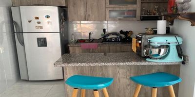 *VENDO APTO EN VALLE DEL LILI*
*CIUDAD MELENDEZ*
60 mts
6 piso esquinero


3 alcobas
2 baños
Salacomedor 
Cocina integral con barra
Zona de oficios 
Balcón
Parqueadero comunitario 
admón: 266.000
Valor: 225 millones negociables