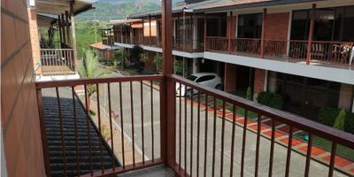 Casa campestre en venta en Chinchiná, Caldas

Oportunidad para quienes buscan un refugio rodeado de naturaleza y comodidad, con espacios diseñados para el descanso y el disfrute familiar. Esta vivienda integra diseño funcional y vistas panorámicas.

Descripción de la propiedad

Con 142 m² construidos sobre un terreno de 184 m², la casa dispone de tres habitaciones y tres baños completos, incluida la habitación principal con baño privado y armarios empotrados. Sala comedor conectan con la cocina integral y barra americana, mientras el estudio y el depósito aportan versatilidad. El balcón ofrece una vista directa al entorno y el doble parqueadero garantiza comodidad.

Descripción del entorno y acceso

Ubicada en conjunto cerrado de estrato 3 con vigilancia y piscina social, la propiedad disfruta de zonas verdes y acceso pavimentado. La cercanía a colegios, transporte público y lagos naturales facilita la vida diaria sin renunciar a la tranquilidad campestre.

Contáctanos

Escríbenos por WhatsApp para recibir más información y coordinar tu visita
Nuestro equipo te guiará en cada paso para convertir esta casa campestre en tu próximo hogar


