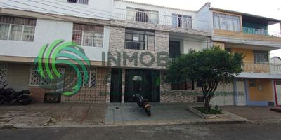 Se arrienda casa amplia en el barrio san francisco de dos niveles la cual tiene 6 habitaciones, 3 baños, sala, comedor, hall de tv, patio de ropas, cocina integral, garaje. para más información al 3166926772.