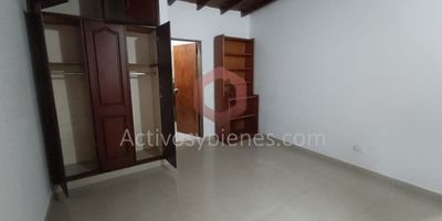 Arriendo apartaestudio en Laureles, 45mt², 1 alcoba, 1 baño, 1 closet, sala comedor, cocina integral con red de gas, patio y parqueadero para moto. Información sujeta a cambios. Las imágenes de muebles, enseres, decoración y demás elementos son una referencia.Arrienda Activos y Bienes, Inmobiliaria experta en administración, arrendamiento y venta de apartamentos, casas, locales, bodegas y oficinas en el Oriente Antioqueño, Medellín y toda el área Metropolitana.