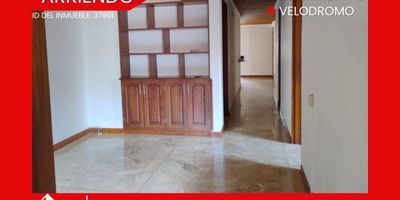 Amplio apartamento de 130 m² ubicado en segundo piso con ascensor y shut de basuras. Cuenta con tres cómodas alcobas, más alcoba de servicio, baño privado, baño social y baño de servicio. Espacioso estudio ideal para trabajar desde casa, cocina amplia y funcional, pisos en retal de mármol que aportan elegancia a los espacios. Además, incluye parqueadero y cuarto útil.

Ubicado en una zona estratégica con excelente acceso a transporte y servicios. ¡Ideal para quienes buscan comodidad y ubicación privilegiada!