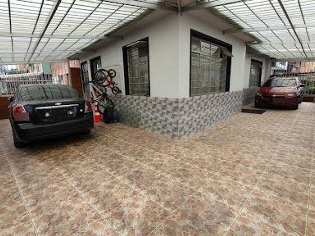 Casa de 12 alcobas en venta en Ciudad Jardín Sur, Bogotá, 480 m² · foto 2 de 20