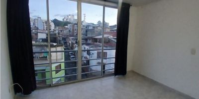 ¡Apartaestudio en Arriendo en Chipre, Manizales! ?✨

Vive en una de las zonas más representativas de la ciudad, con una hermosa vista y excelente ubicación. Este apartaestudio es ideal para una persona o pareja que busca comodidad y fácil acceso a todo.

Espacio y Funcionalidad:
Cuenta con un amplio salón, cocina funcional y baño completo. Además, tiene zona de lavandería y clóset para mayor practicidad. Todo en un espacio de 30 m² bien distribuidos.

Comodidades y Servicios:
Ubicado en el cuarto piso, con garaje privado, gas domiciliario, pisos en cerámica y servicios de agua y electricidad. Admite mascotas, ¡perfecto para ti y tu compañero peludo!

Ubicación Estratégica:
En el corazón de Chipre, cerca de centros comerciales, universidades, colegios, parques, zona comercial y médica. Acceso fácil al transporte público y a zonas urbanas y residenciales.

¡No dejes pasar esta oportunidad de vivir en una zona tradicional y con excelente calidad de vida! Contáctanos para más información.


