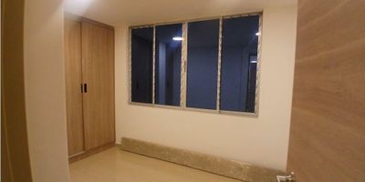 ¡Apartamento en Venta en San Antonio, Manizales! ?✨

Descubre este apartamento completamente nuevo, con solo 6 meses de construido. Ideal para quienes buscan estrenar vivienda en una zona tranquila y residencial.

Distribución Moderna:
Cuenta con 2 habitaciones con clóset, 1 baño, zona de lavandería y una cocina integral con barra estilo americana que se integra perfectamente con la zona social. Sus acabados modernos y funcionales lo hacen acogedor y práctico.

Comodidades y Diseño:
Ubicado en el segundo piso, con pisos en cerámica, calentador, armarios empotrados y excelente iluminación. Es una vivienda interior, lo que brinda mayor tranquilidad y privacidad.

Ubicación y Entorno:
En el sector de San Antonio, con acceso pavimentado y cerca de centros comerciales y zonas residenciales. Una excelente opción para vivir o invertir.

¡Estrena apartamento en una zona con gran proyección! Contáctanos y agenda tu visita.


