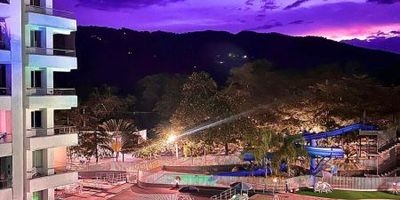 Apartamento en arriendo en San Jerónimo, de 90 m2 aproximadamente, cuenta con 3 alcobas, 3 closets, 1 vestier, 2 baños, sala-comedor, cocina integral, barra americana, red de gas, zona de ropas, terraza, calentador, balcón y parqueadero.&nbsp;En unidad cerrada con piscina, gimnasio, juegos infantiles, salón social, zonas verdes, placa deportiva, shut basuras, ascensor, parqueadero de visitantes y portería 24 horas.Adicional tiene rutas de acceso y transporteCercanías:&nbsp;Lago tours, parque san Jerónimo, tiendas d1, oferta gastronómica amplia y mercadosPara mayor información contáctame Nicolas Porras 3023258055