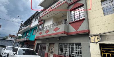 Casa tercer piso en arriendo sector Jesús Nazareno diagonal a estación metroplus chagualo, Medellín. Área total de 130 m², distribuidos en 4 habitaciones, 1 baño, sala, comedor, cocina, 2 balcon, 1 zonas de ropas y patio. Estrato 3. Ubicada en zona comercial, cerca del Metroplús Chagualo, la Parroquia Jesús Nazareno y el Centro Comercial Aventura. Ideal para negocios, hostales, inversión o incluso vivienda.
