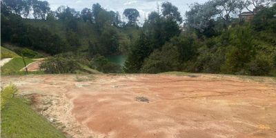 Lote en venta en parcelación cerrada, con acceso al embalse, ubicado en la vereda Uvital, con vias de acceso en placa huella.

La parcelación contará con acometidas de luz y agua, vias en rieles y porton eléctrico. 

Explanación 480 m2.
