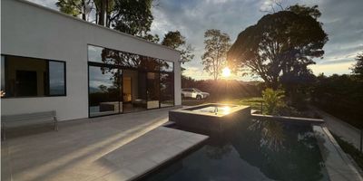  

? TresMarías – Casa Campestre en Palestina, Caldas, Colombia

Descanso, naturaleza y vista única en el corazón del Paisaje Cultural Cafetero

Ubicada en el epicentro del Paisaje Cultural Cafetero, TresMarías es una casa campestre situada en las montañas del municipio de Palestina, Caldas, Colombia, a 1.450 metros sobre el nivel del mar, con una vista prodigiosa hacia el norte y occidente del departamento, incluyendo los cultivos de café de Palestina, Chinchiná, Manizales y Neira. Un lugar perfecto para el descanso, el avistamiento de aves, las montañas, las estrellas y espectaculares atardeceres.

? Ubicación privilegiada:


 
 A solo 30 min (32 km) de Manizales y su aeropuerto La Nubia
 
 
 A 3 km de Palestina y del futuro Aeropuerto del Café (Aerocafé)
 
 
 A 50 km de Pereira, 100 km de Armenia, 13 km de Santágueda, y 8 km de Chinchiná
 
 
 También estamos a:

 
  
  300 km de Bogotá (Aeropuerto El Dorado)
  
  
  200 km de Medellín (Aeropuerto Rionegro)
  
  
  200 km de Cali (Aeropuerto Palmaseca)
  
 
 


? Características de la propiedad:


 
 Capacidad máxima para 10 personas
 
 
 3 habitaciones con cama, cama nido y closet (hasta 3 personas por habitación)
 
 
 Sofá cama en la sala-comedor
 
 
 2 baños amplios con agua caliente
 
 
 Sala-comedor integrada
 
 
 Cocina equipada con barra americana
 
 
 Amplia terraza junto a la piscina y jacuzzi
 
 
 Zona BBQ con sillas, mesas, asoleadoras y barril para asados
 
 
 Zona de lavandería independiente
 
 
 Sensores de humo para mayor seguridad
 
 
 Wifi
 


?️ Alojamiento, Incluye:


 
 Toallas, cobijas, sábanas, jabón y shampoo para todos los huéspedes
 
 
 Opción de servicio adicional (con costo) de persona para aseo y cocina durante la estadía
 


? Piscina y jacuzzi de sal (sin cloro añadido):


 
 Cuida la piel, el cabello y la ropa de baño
 
 
 No contamina el medio ambiente
 
 
 Zona  con ducha exterior
 


? Zona de parqueo privada para más de 10 