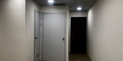 Oficina en arriendo en centro comercial bien ubicado sobre vía principal, con fácil acceso y con conexión a rutas de transporte público, estación del metro, zona de alta influencia de público y con gran variedad de servicios complementarios. Cuenta con piso en cerámica, 2 espacios, baño privado, cableado de red, techo en cielo raso, aire acondicionado central, divisiones en drywall y parqueadero cubierto se lo asigna el cc.  La unidad cuenta con ascensor, auditorio, baños comunales, bahia de parqueo, parking visitantes con costo, planta eléctrica vigilancia y portería 24 horas, citofonía y circuito cerrado de tv. inmueble sujeto a verificación de disponibilidad