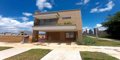 Codigo 26973. ? Casa en arriendo ubicada en Rionegro sector Quirama Características del Inmueble:• 3 Habitaciones (cada una con baño privado – principal con vestier y balcón)• 4 Baños (incluye baño social sin ducha)• Sala y comedor independientes• Cocina abierta integral con cubierta a gas y campana• Mesón en quarztone• Biblioteca o estudio• Zona de ropas independiente• Balcones, terraza y patio con grama natural• Parqueadero sencillo• Cuarto útil• Red de gas• Jardín privado? Descripción:¡Vive rodeado de naturaleza sin alejarte de la ciudad!Esta moderna casa campestre en arriendo está ubicada en el exclusivo sector de Quirama, ideal para quienes buscan tranquilidad, confort y una excelente distribución.Con espacios amplios, iluminación natural, acabados contemporáneos y una vista relajante desde los balcones, esta propiedad es perfecta para familias que desean calidad de vida.? Entorno y Ubicación:• A pocos minutos de supermercados, colegios, hospitales y comercios• Zona campestre con excelente conectividad vial• Ubicación estratégica en San Antonio de Pereira con fácil acceso a Llanogrande y el centro de Rionegro? Zonas Comunes del Conjunto:• Cancha• Zonas verdes• Zona de mascotas• Parqueadero de visitantes