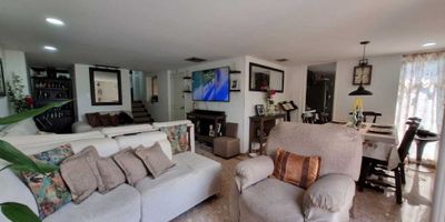 Vendo apartamento edificio el ingenio Cali 3 piso, W6847047 ISA:  Amplio apartamento en edificio, iluminado y muy fresco por ser zona arborizada, Ubicado en un lugar muy exclusivo para vivir, con excelentes vías de acceso, Cerca de Jardin Plaza, a 2 cuadras del parque del ingenio, D1, Gimnasios, Panaderías, Restaurantes, La universidad del Valle, Iglesias, Unicentro,   El apartamento cuenta con un área de 110 m2 construidos  distribuido así: 3 alcobas, 4 baños, estudio para Tv. sala comedor amplia, cocina integral moderna, sala auxiliar del servicio, cuarto de lavado con baño. y zona de oficios. Cuenta con Aire Acondicionado central,  y calentador.    Por estar ubicado en edificio no paga administración, solamente se pagan $50.000 aprox. Para mantenimiento del ascensor.  

El edificio cuenta con ascensor y parqueadero en primer piso cubierto 

 !La mejor opción para tu nuevo hogar!
