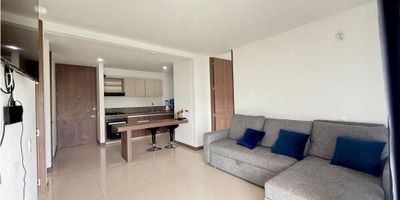 Ubicado en el hermoso y tranquilo municipio de Villeta, Cundinamarca, se encuentra este encantador apartamento en venta. Con una amplia área de terreno de 71m2 y una cómoda área privada de 63m2, este inmueble es ideal para aquellos que buscan la combinación perfecta entre comodidad, estilo y ubicación.

Al ingresar a este apartamento, encontrarás una distribución perfecta que te llevará a descubrir dos acogedoras alcobas, perfectas para el descanso y la privacidad, además de tres baños completos que te ofrecen la comodidad y funcionalidad que necesitas en tu día a día.

La cocina integrada al espacio del apartamento se presenta con una moderna barra estilo americano, ideal para disfrutar de deliciosas comidas en familia, mientras que los armarios empotrados te permitirán tener todo en orden y organizado. Además, podrás disfrutar de un relajante balcón con vista panorámica a la naturaleza que rodea la zona.

Este inmueble cuenta con características internas que lo hacen aún más atractivo, como la admisión de mascotas, calentador, citófono, clósets en todas las habitaciones, doble ventana que te permite un mejor aislamiento térmico y acústico, así como un estudio o biblioteca para realizar tus actividades laborales o de estudio en la comodidad de tu hogar.

Además, tendrás acceso a todos los servicios básicos como agua y electricidad, así como una habitación para conductores, perfecta para recibir visitas de tus seres queridos. El piso de cerámica o mármol aporta un toque de elegancia a cada rincón del apartamento.

Disfruta de todas las comodidades que ofrece la moderna urbanización cerrada donde se encuentra ubicado este inmueble. Con acceso pavimentado y cercanía a zonas comerciales y urbanas, tendrás todo lo que necesitas a tu alcance. Además, contarás con seguridad y tranquilidad gracias a la vigilancia y cámaras de circuito cerrado en todo el complejo.

Este conjunto residencial te ofrece la oportunidad de disfrutar de ár