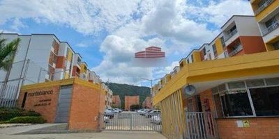 Arrendamos apartamento en el  sector de carrizal totalmente remodelado muy central a parques supermercados , transporte publico cercano , cuenta con 3 habitaciones con closet (habitación principal con baño privado ), sala comedor cocina integral .zona de ropas , es un tercer piso sin ascensor , parqueadero comunal , zona social piscina vigilancia las 24 horas 
ESTRATO 3
