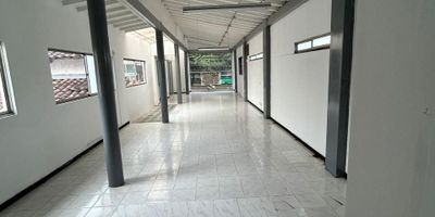 Local Bodega ubicado en el Poblado, son 537 mts aproximadamente en dos pisos, piso 1 de 400 mts y piso 2 de 135 mts, muy buena ubicación y vías de acceso, cerca estación del metro, cuenta con parqueadero amplio para 4 vehiculos, alto flujo vehicular y peatonal, vitrina comercial excelente.