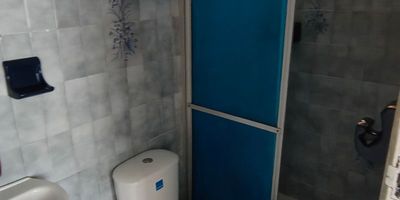 Este espacioso apartamento de 113 m² ofrece una distribución inteligente y cómoda, perfecto para familias o quienes buscan amplitud. Cuenta con tres alcobas generosas, brindando privacidad y espacio para todos. Dispone de dos baños completos, uno de ellos en la alcoba principal, garantizando funcionalidad y confort.

Ubicado en el tradicional barrio El Porvenir, disfruta de la tranquilidad de un sector residencial con la conveniencia de tener todo a mano: comercios, servicios, parques y excelentes vías de acceso. Su diseño interior permite una buena entrada de luz natural, creando ambientes cálidos y acogedores. Este apartamento es la combinación ideal de espacio, funcionalidad y una ubicación privilegiada en Barranquilla.