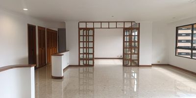 Apartamento en arriendo en unidad cerrada cerca a restaurantes, centros comerciales, rutas de transporte y servicios complementarios. Cuenta con piso en marmol y madera, puerta de seguridad, sala y comedor independiente, estar de tv, 3 alcobas con baño en cada una, balcón, cocina integral cerrada tipo americano, alcoba y baño de servicio, y parqueaderos independientes cubiertos. La unidad cuenta con zonas verdes, vigilancia, citofonia, porteria 24 horas, circuito cerrado de tv
inmueble sujeto a verificación de disponibilidad