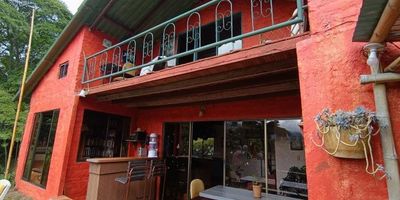 Espectacular casa finca en el klm 28 via al mar, entrando hacia Bitaco a 10 minutos del pueblo, lote  de 4.000 m2, con muchos frutales, le pasa una quebrada con agua de nacimiento,  con casa de dos pisos distribuidos asi: Piso 1: Amplia sala comedor, cocina abierta con nevera y estufa a gas de pipa, baño social, 1 habitacion grande con otro baño completo, terraza con vista panoramica hacia reserva natural, zona de oficios. Parqueadero para varios carros, acceso plano desde la via ppal.  Piso 2: Gran salon o habitacion que puede dividir, baño y gran balcon con vista panoramica . Tiene agua y energia de la empresa de servicios, paga $100 al mes, mas otra agua de nacimiento para riego y zona de oficios. 150 m2 construidos aprox.  A un lado de la casa ppal hay una habitacion de 15 m2 con baño. Se recibe propiedad menor en parte de pago en Cali. Tambien se vende el lote del lado que mide otros 4.000 m2 por aparte en $150 millones. Unico dueño, documentos al dia.