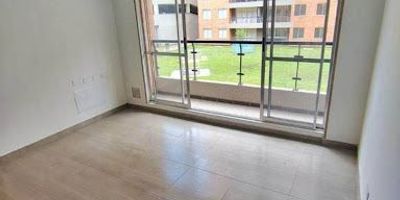 Hermoso apartamento de aproximadamente 48 m2. Cuenta con sala comedor, 3 habitaciones, cocina semi integral, 2 baños, zona de ropas, balcón y parqueadero privado. El conjunto cuenta con zonas verdes, piscina, gimnasio, salón social y juegos infantiles las cuales son zonas comunes en proceso de entrega. Ubicado cerca al centro principal de Mosquera, a 15 minutos del Centro comercial Ecoplaza, Mall Meridiano de Novaterra y Homecenter, posee gran facilidad de acceso a transporte público, cómodas vías de acceso como Calle 13 y Calle 80.  ¡Contáctanos! para agendar tu cita.