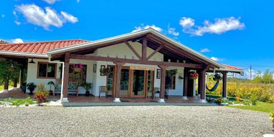 Hermosa Finca en San Vicente Ferrer, Antioquia 

 Precio: $770 millones 

 Escrituras al 100%

 Ubicación:
	•	Vereda La Enea, San Vicente Ferrer.
	•	A tan solo 5 minutos del pueblo.
	•	Vía de acceso vehicular en excelente estado.

Detalles de la Propiedad:

 Área Total: 4.204 m²
 Área Construida: 184 m²

Características de la Casa:
	•	3 habitaciones.
	•	2 baños.
	•	Cocina espaciosa y funcional.
	•	Sala y comedor con amplios espacios ideales para compartir en familia.
	•	Zona de ropas conveniente y bien equipada.
	•	Deck para reuniones, perfecto para disfrutar del aire libre.
	•	Pozo séptico construido en material duradero.
	•	Techo en pino, resistente y estético.