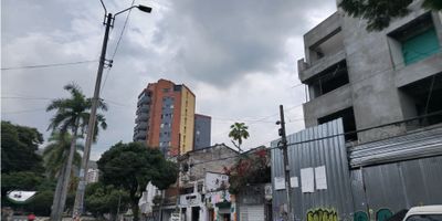 ¡Local en Venta en San Fernando, Cali – Espacioso y Estratégicamente Ubicado!

Se ofrece en venta amplio local comercial de 89.42 m², ubicado en una zona privilegiada del tradicional barrio San Fernando, a solo pasos del Parque del Perro, la Calle 5, la estación del MIO, y el Estadio Olímpico Pascual Guerrero.

Este inmueble, parte de una propiedad horizontal consolidada, cuenta con:

✅ Espacios amplios y funcionales
✅ 2 baños
✅ Zona de alta circulación peatonal y vehicular
✅ Ideal para oficinas, consultorios, tiendas especializadas o servicios
✅ Acceso inmediato al sistema de transporte masivo MIO
✅ Excelente proyección comercial y valorización

Su ubicación estratégica lo convierte en una opción ideal para inversionistas o emprendedores que buscan instalar su negocio en un sector reconocido por su actividad cultural, deportiva y comercial.

Área construida según escritura: 89.42 m²
Coeficiente de copropiedad: 20.35%

¡Una excelente oportunidad para invertir en una de las zonas más dinámicas de Cali!

WV
