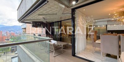 Arriendo. Espectacular apartamento de lujo con terraza privada y jacuzzi ubicado en el corazón del Poblado - Medellín cerca a la milla de oro. Además tienes fácil acceso a el centro comercial Santa Fe, Oviedo, San Fernando Plaza, transporte publico integrado, bancos, restaurantes y colegios. El conjunto residencial te ofrece espectaculares espacios para compartir en familia; piscina sin fin climatizada, placa deportiva, amplias zonas verdes, juegos de niños, terrazas en medio de la naturaleza, gimnasio y portería 24 horas. El apartamento tiene 3 habitaciones mas servicio (todas con baño privada), una espectacular terraza con bar y vista al ciudad, terraza privada en medio de las habitaciones con jacuzzi de lujo, zona de BBQ, cocina abierta tipo americana, salón comedor independientes con salidas al balcón principal, acabados de lujo, 3 parqueaderos y cuarto útil.