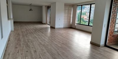 Arriendo hermoso PH duplex ubicado en santa Teresita. Consta de 360 m2 construidos y 112 m2 adicionales de zona social de uso exclusivo con terraza y piscina privada con hermosa vista a la ciudad. Tiene 4 habitaciones, sala de TV, habitación y baño de servicio, cocina abierta y espacio para dos parqueaderos. La admin está incluida en el canon
