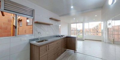 Propiedad libre de gravamen, con opción de financiación a través de todas las entidades bancarias.

Este apartamento combina funcionalidad, modernidad y excelente ubicación, ideal tanto para vivir como para invertir. Con un área construida de 66 m² y 60 m² privados, se encuentra en un quinto piso con acceso por ascensor, vista interior y parqueadero comunal.

El inmueble ofrece una distribución práctica y confortable con tres habitaciones, dos baños, zona de estudio, sala-comedor, cocina integral y zona de lavandería. Sus acabados de calidad incluyen piso laminado en habitaciones y áreas sociales, y cerámica en cocina y baños, garantizando durabilidad, estética y fácil mantenimiento.

El conjunto residencial cuenta con salón social, zona infantil y vigilancia privada las 24 horas, brindando un entorno seguro y espacios para el disfrute familiar.

Su ubicación estratégica en una zona de alta valorización permite un fácil acceso a los centros comerciales Mall Vegas Plaza, Aves María y Sabaneta Plaza, además de supermercados D1 y Éxito, colegios reconocidos y universidades como CEIPA y Fundación Universitaria San Martín. También se encuentra próximo a la estación del Metro La Estrella y a vías principales como la Calle 77 Sur.

Una oportunidad única para adquirir una vivienda moderna, bien ubicada y con excelente proyección de valorización.
Contáctanos hoy mismo para más información o programar tu visita.

 

H2
