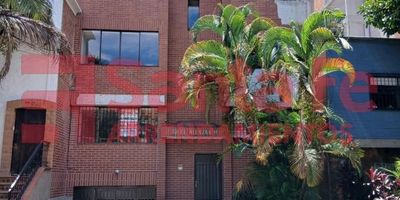 LA PROPIEDAD CUENTA CON SALA COMEDOR, MUEBLE BIBLIOTECA, 4 CLOSET, COCINA INTEGRAL, ESTUFA A GAS, HORNO ELECTRICO, ALACENAS, RED DE GAS, CALENTADOR A GAS, 2 BAÑOS CABINADOS EN VIDRIO TEMPLADO CON LAVAMANOS DE LUJO, ESPEJO E ILUMINACIÓN LED, 1 BAÑO CABINADO EN ACRÍLICO, PERCIANAS, LAMPARAS, PAREDES CON ACABADO VENECIANO, PISO EN GRANITO, UNA DE LAS ALCOBAS Y UNO DE LOS BAÑOS ES DEL SERVICIO, INMUEBLE SUJETO A VERIFICACION DE DISPONIBILIDAD