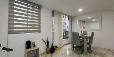 Este apartamento en el segundo piso de Ciudad Guabinas es una excelente oportunidad para quienes buscan comodidad, ubicación estratégica y alto potencial de valorización. Al estar en el segundo piso sin ascensor, ofrece el equilibrio ideal entre accesibilidad y privacidad, siendo además uno de los pisos más comerciales y apetecidos por compradores e inversionistas. Disfruta de vivir en un sector en constante crecimiento, rodeado de zonas verdes, ciclovías, parques infantiles y espacios para mascotas. A solo 10 minutos de Cali, tendrás cerca supermercados como D1, restaurantes, tiendas y todo lo necesario para una vida práctica y tranquila. ¡Un lugar pensado para quienes valoran calidad de vida y buena ubicación!