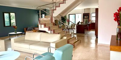 Penthouse en venta en unidad cerrada cerca a vias principales, malls, supermercados, restaurantes, museos, rutas de transporte publico y servicios complementarios. Piso en marmol y baldosa, dos niveles, sala y comedor independiente, estar de tv, 3 alcobas con baño en cada una para un total de 4 baños, tina, cocina integral abierta tipo americano, alcoba y baño de servicio, balcon y parqueaderos lineales cubiertos. Cuenta con piscina, parques infantilesy zonas verdes.Vigilancia 24 horas, circuito cerrado de tv
inmueble sujeto a verificación de disponibilidad