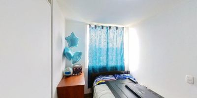 Apartamento en venta en Reserva de Fontibón – El Chanco 1, Fontibón

Hipoteca y con opción de financiación a través de todos los bancos.

Funcionalidad, vista y excelente ubicación en el occidente de Bogotá. Este apartamento de 47 m² se encuentra en el piso 17 del conjunto residencial Reserva de Fontibón, y ofrece una vista exterior despejada, iluminación natural y un entorno tranquilo ideal para familias o inversionistas.

La distribución interior incluye 3 habitaciones, 1 baño, sala comedor, cocina integral y zona de lavandería. Cuenta con piso laminado en habitaciones y área social, y cerámica en cocina y baño, ofreciendo acabados duraderos y de fácil mantenimiento. El acceso es por ascensor y tiene parqueadero comunal.

El conjunto residencial ofrece zonas verdes, parque infantil, zona BBQ, salón comunal y portería con vigilancia privada 24 horas. Un espacio seguro y bien dotado para vivir o rentar con tranquilidad.

Ubicado estratégicamente en la zona de Fontibón, con cercanía a importantes vías como la Calle 13 y la Carrera 116A. A pocos minutos de centros comerciales como Viva Fontibón, y supermercados como Éxito, Ara, D1 y Surtimax. Cerca de instituciones educativas como el Colegio Antonio Van Uden y con fácil acceso a rutas del SITP.

Estrato: 3
Piso: 17
Antigüedad: 5 años
Gastos mensuales aproximados: $542.619

Ideal para quienes buscan una vivienda lista para habitar o una inversión con alta demanda en arriendo por su ubicación, conectividad y zonas comunes. Contáctanos para conocer más o agendar una visita.
