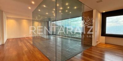 Venta. Exclusivo apartamento de lujo con ascensor privado y impresionante vista a la ciudad, ubicado en uno de los conjuntos residenciales de las Palmas en la parte alta del Poblado. Además podrás tener fácil acceso a el centro comercial El Tesoro, mall Palma Grande, Mall Lemond, bancos, restaurantes, supermercados, transporte publico, universidades y colegios. El conjunto residencial te ofrece piscina climatizada, juegos para niños, placa deportiva, amplias zonas verdes, terrazas con vista a la ciudad y portería 24 horas. El apartamento te dejara encantado con su vista completa de Medellín, además de sus especiales acabados de lujo te ofrece; 3 habitaciones mas servicio (todas con baño y vestier), habitación principal con bañera/jacuzzi y aire acondicionado, salón comedor semi independientes, cocina abierta tipo americana, terraza con excelente espacio, estar de televisión o oficina privada, ascensor de servicio, altura doble, blackout´s eléctricos, 2 parqueaderos paralelos y uno doble lineal con cuarto útil. Este es uno de los apartamentos mas impresionantes de Medellín.