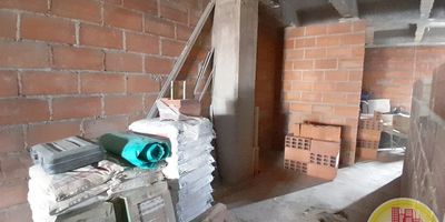 Código: 4607. 4° Piso en edificación de 6 pisos. Acceso al inmueble: Directo a la vía, escalas y ascensor. Propiedad en obra gris se entrega con Alcobas con puertas, baños cabinados en vidrio, cubierta y extractor. Si deseas con parqueadero serian 350.000.000 millones. propiedad se entega lista entre septiembre y octubre del año2024, antes de la entrega el nuevo dueño puede escoger los acabado.