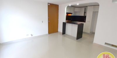 Código: 4642. 7° piso en edificación de 15 pisos. Acceso al inmueble: Sendero peatonal, escalas y ascensor.  Alcobas con puerta, baños cabinados en vidrio, cocina con cubierta y estufa. Se vende con parqueadero para un carro o 4 moto, si desean sin parqueadero seria en 240.000.000