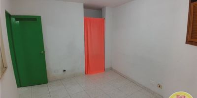 Código: 4352. -1°,1°, 2° y 3° Piso en edificación de 3 pisos. Acceso al inmueble: Directo a la vía y escalas. El sótano es un apartaestudio y cuenta con: 1 Alcoba, 1 baño cabinado, zona de ropas, sala-comedor, cocina. El 1° Piso es un parqueadero y tiene 1 baño. El 2° Piso cuenta con: 2 Alcobas, 2 baños cabinados, zona de ropas, sala-comedor, cocina. El 3° Piso cuenta con: 3 Alcobas, 1 baño cabinado, zona de ropas, sala-comedor, cocina.