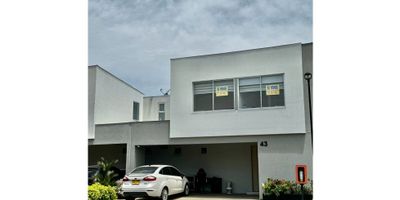 3 habitaciones todas con baÃ±o Cuarto del servicio Sala de tv Estudio o habitaciÃ³n en el primer piso Cocina tipo americano abierta EconÃ³mica administraciÃ³n Zonas verdes al rededor