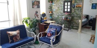 Apartamento   5 aÃ±os de ser construida,  estrato 3, 2 habitaciones una de ellas con clÃ³set, 1 baÃ±o, cocina integral abierta valor administraciÃ³n 128.500 parqueadero comÃºnHipoteca con Davivienda por $37 millones Ubicado en el poblado campestre a 10 minutos del puerto de Juanchito Piso 5 