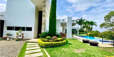 VENDO CASA ALTOS DE CIUDAD JARDIN  Ãrea 420M2 construidos  1088 m lote Adm $2.192.000 exclusivo solo 12  casas en el condominio piscina infinita Javuzzi climatizado 5 habitaciones  con bano  con salida al jardÃÂ­n Cuarto del servicio, DepÃ³sito,  Doble altura 6 Parqueaderos12 aÃ±os de ser construida Alarma  en toda la casa, y frente de seguridad por la policia con los barrios conectados Casa libre de gravamenes un piso Porcelanato Acabados tipo contemporÃÂ¡neos Zona social y fachada en piedra Royal en tonos Ãxido  Cerca elÃctrica y sistema de cÃÂ¡maras en el conjunto Aire acondicionado en toda la casa ÃÂrboles frutales  mango tomo, LimÃÂ³n y mandarinoCocina tipo americano con lavavajillasMayor informaciÃÂ³n Whatssap 3174400172