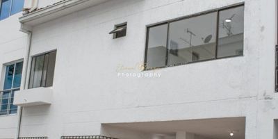 En el corazón de la ciudad, se encuentra esta impresionante casa de 6 habitaciones y 6 baños, con una distribución impecable que ofrece amplitud y comodidad en cada rincón. Con 255.50 metros cuadrados de elegancia y estilo, esta propiedad es ideal para aquellos que buscan un hogar excepcional. Los 2 parqueaderos garantizan conveniencia y seguridad para toda la familia. Experimenta la armonía entre lujo y funcionalidad en este exclusivo espacio que te invita a crear inolvidables momentos en un entorno de distinción y confort. ¡Bienvenido a tu nuevo hogar! Contacto Maria C 320 5792694