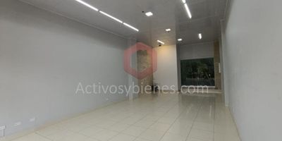 Arriendo local de 51 m² en Rionegro ubicación estratégica en zona de alto tráfico, cerca de centros comerciales y áreas turísticas, diseño moderno, instalaciones de agua y luz en perfecto estado, baño auxiliar y acceso pavimentado.Arrienda Activos y Bienes, inmobiliaria experta en administración y arrendamiento de apartamentos, casas, locales, bodegas y oficinas en el Oriente Antioqueño, Medellín y toda el área Metropolitana. Información sujeta a cambios. Las imágenes de muebles, enseres, decoración y demás elementos son una referencia.