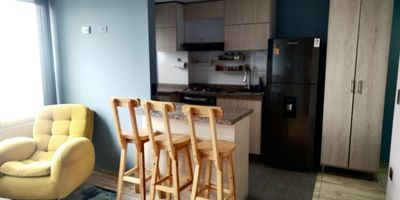 Apartamento de tres habitaciones con estudio dos baños sala comedor y cocina integral con barra americana ubicado en un cuarto piso con ascensor lo que brinda comodidad y exclusividad en la zona Cuenta con excelente luz natural todo el día y una distribución funcional que aprovecha cada espacio con seis áreas bien definidas Estrato tres con administración económica de setenta y ocho mil pesos mensuales No tiene parqueadero ni depósito pero está cerca de avenidas principales como calle ochenta avenida Cali y avenida Boyacá así como de centros comerciales como Portal ochenta Titan plaza y Nuestro Bogotá también de colegios y universidades como Minuto de Dios y del hospital Santa María del Lago Con solo cuatro años de construido este apartamento es ideal para quienes buscan confort ubicación y buena inversión en una zona urbana estratégica con fácil acceso a transporte público como Transmilenio y SITP