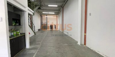 Bodega ubicada en cristo rey, sobre avenida principal de la 4 sur, con un área de 336 m2, divididos en tres niveles, cuenta con un malacate, energía trifásica, de 45 kva, piso en concreto, puerta camión. excelente ubicación, cerca a vías principales y fácil acceso a transporte público. La bodega está arrendada con un inquilino que tiene contrato anual con canon actual de $11.000.000. La bodega está distribuida en 3 niveles, 132 m2 en primer nivel, 132 m2 en segundo nivel y 72 m2 en tercer nivel. para el acceso a niveles superiores, la propiedad tiene instalado un malacate o ascensor de carga. Tiene avalúo catastral de $369.162.000 y predial trimestral de $340.646