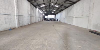 Si te atrae emprender tu negocio en un buen sector de la ciudad, en un punto estratégico, esta oportunidad es para ti!! Arriendo bodega comercial ubicado en el sector de via  40 es una bodega con un área de 1130 m2 maravillosamente bn distribuido que te brindara la mayor comodidad a ti a tus clientes ya que es bastante amplio, fresco, cómodo, ubicado con fácil vías de acceso en vía principal, no pierdas esta maravillosa oportunidad de montar tu negocio en esta zona con alto tráfico comercial. ven y conócelo! nota valor del canon mas iva