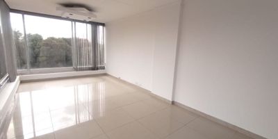Moderna oficina de 36 m², con excelente iluminación natural y vista exterior. Cuenta con dos espacios de trabajo, pisos en porcelanato y un baño privado.
El valor del agua está incluido dentro de la cuota de administración.
Ubicada en un edificio corporativo de 8 pisos, con 94 oficinas en total, vigilancia, y acceso a vías principales. A pocos pasos de zonas comerciales y con fácil acceso a transporte público.