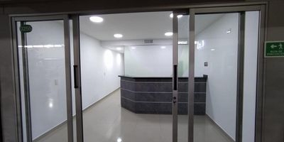 Local en venta en centro comercial bien ubicado sobre vía principal, con fácil acceso y con conexión a rutas de transporte público, estación del metro, zona de alta influencia de público y con gran variedad de servicios complementarios. Cuenta con piso en porcelanato, 3 espacios, dos niveles, baño privado, cableado de red, techo cielo raso, aire acondicionado central, divisiones en drywall, energia monofasica, y vitrina.  La unidad cuenta con ascensor, auditorio, baños comunales, bahia de parqueo, parking visitantes con costo, planta eléctrica vigilancia y portería 24 horas, citofonía y circuito cerrado de tv 
inmueble sujeto a verificación de disponibilidad